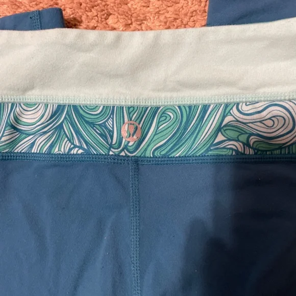 Lululemon blue capris size 4 - Picture 2 of 4